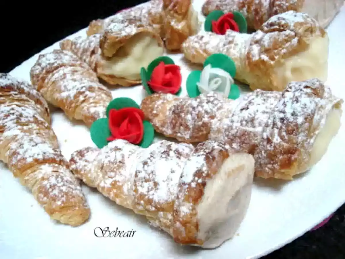 CUCURUCHOS RELLENOS DE CREMA PASTELERA Y DE NATA DE CREMA DE CASTAÑAS