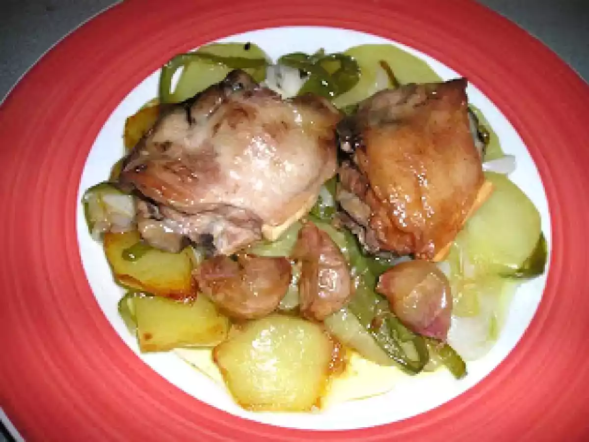 Cuellos de cordero en cama de patatas panadera