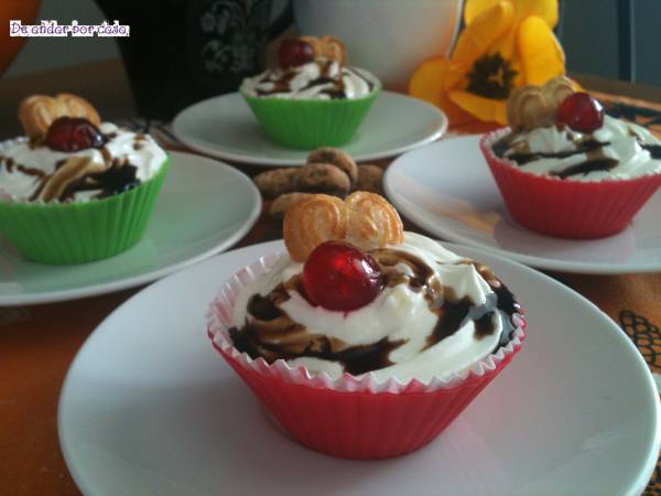 Cupcakes de calabaza con frosting de queso, guinda y galletitas princesa