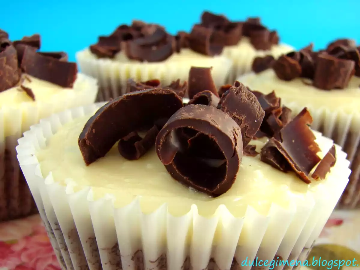 Cupcakes de chocolate, dulce de leche y crema de queso