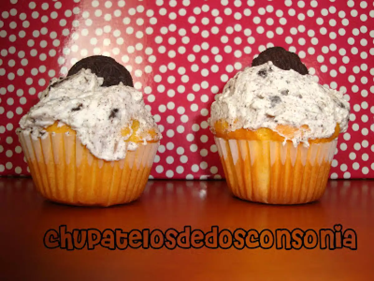 Cupcakes de leche condensada con cubierta de oreo