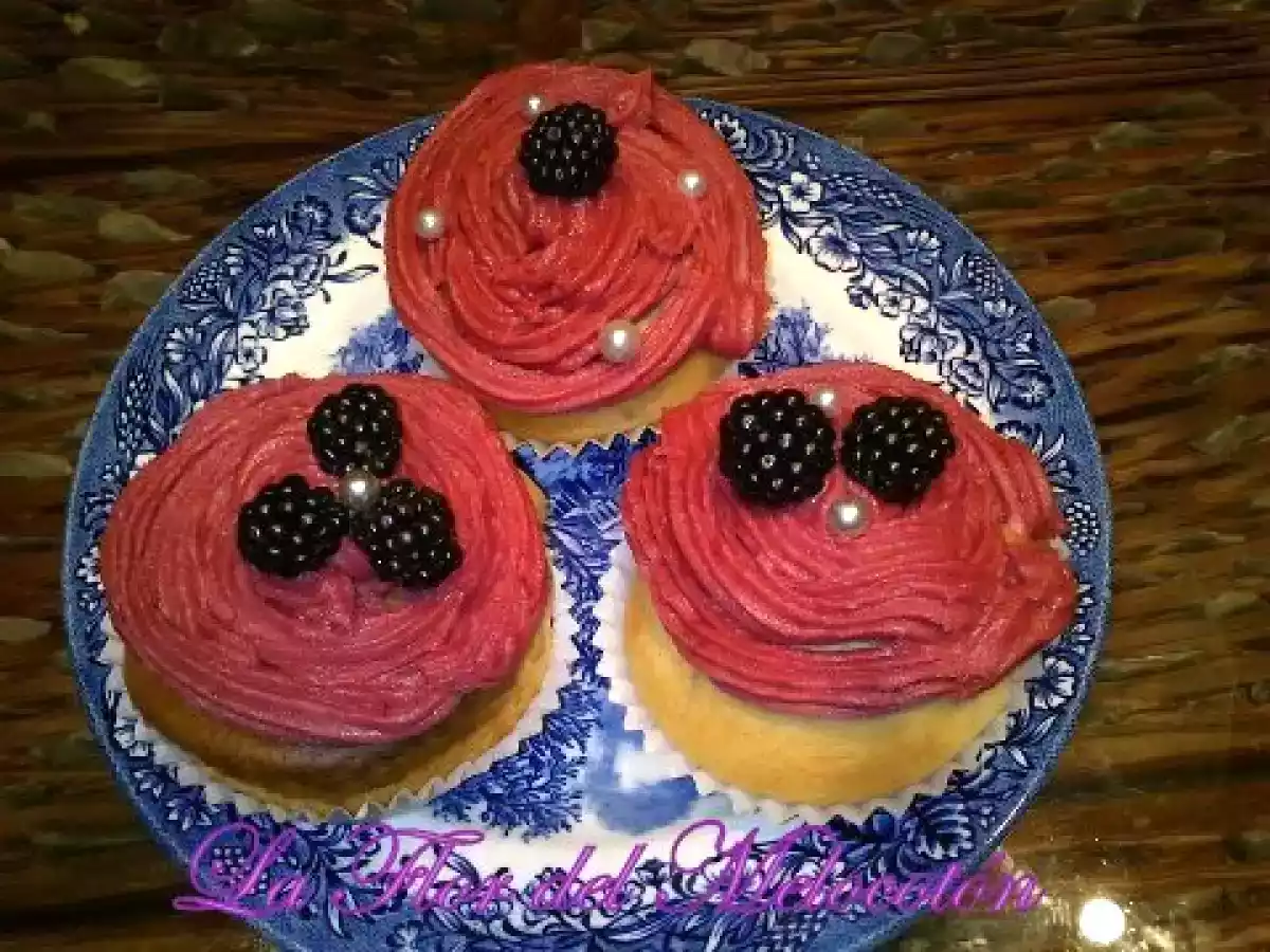 Cupcakes de mora con buttercream de mora