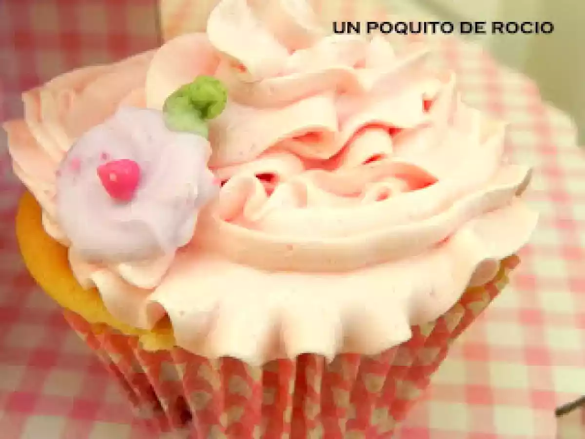 CUPCAKES DE VAINILLA CON BUTTERCREAM DE FRESA