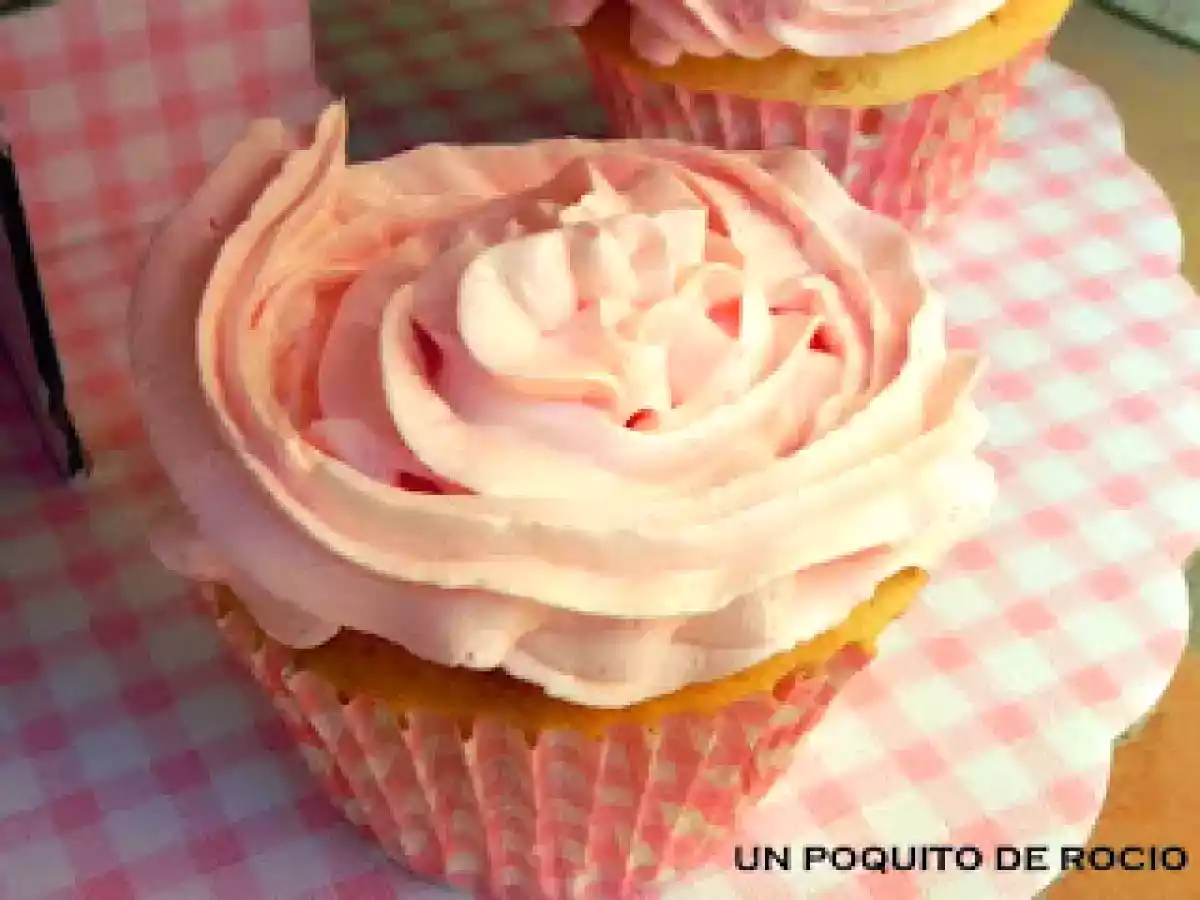 CUPCAKES DE VAINILLA CON BUTTERCREAM DE FRESA - foto 2