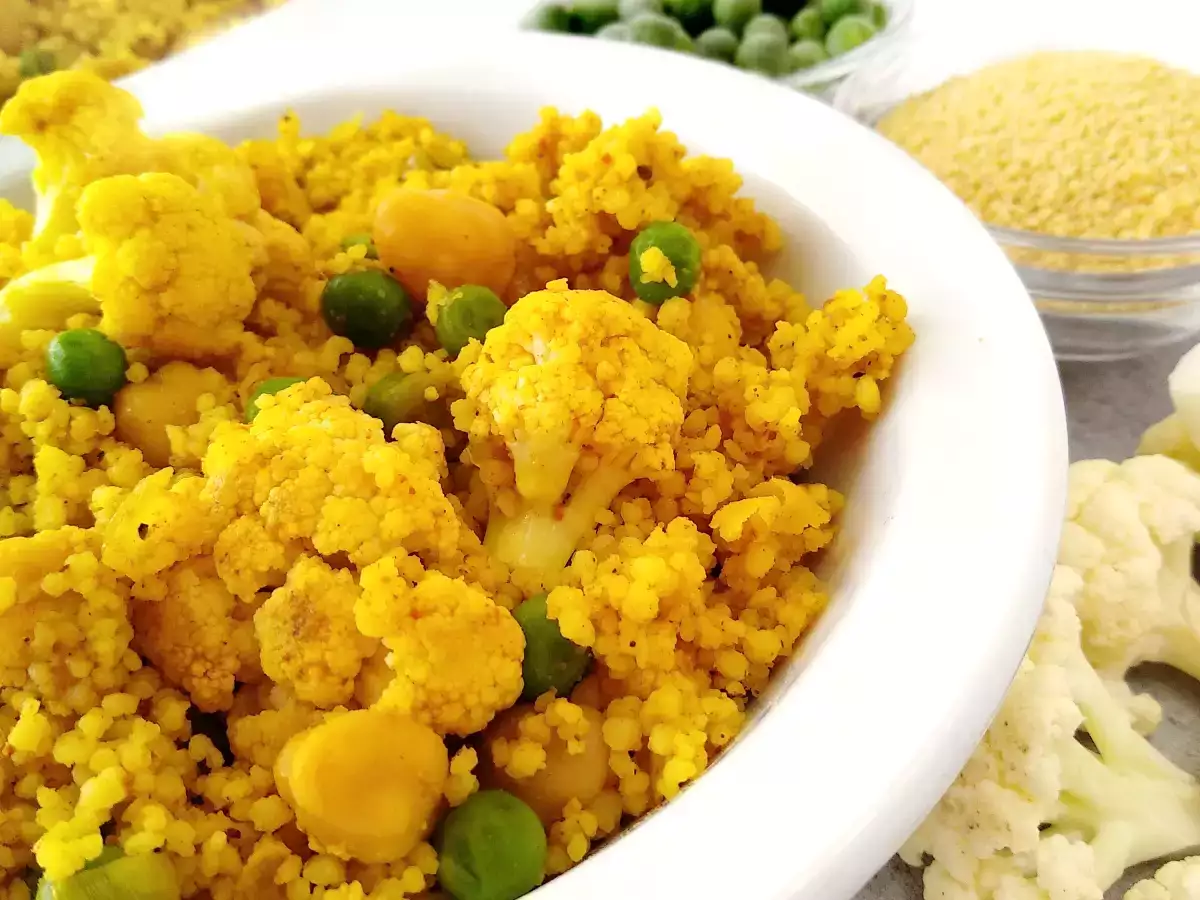 Cuscús con garbanzos, coliflor y guisantes