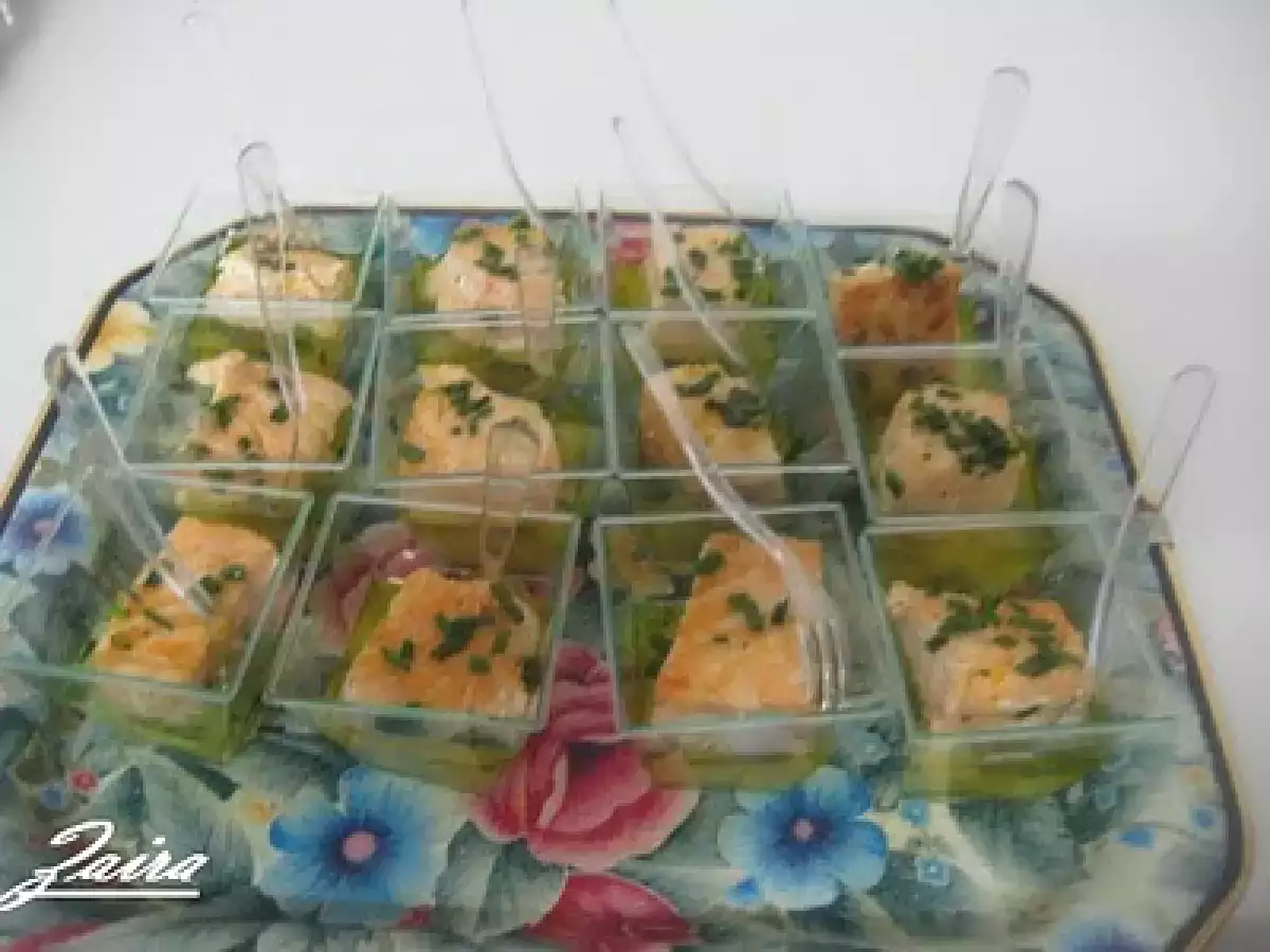 Daditos de salmón con vinagreta de piña, naranja y miel