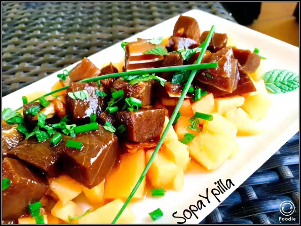 Dados de atún marinados