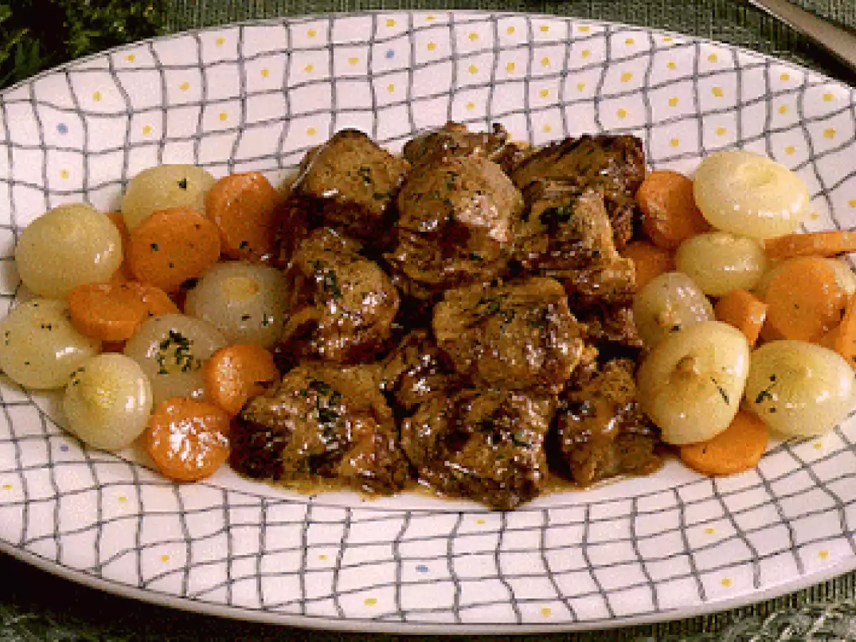 Dados de carne con cebollas a la crema