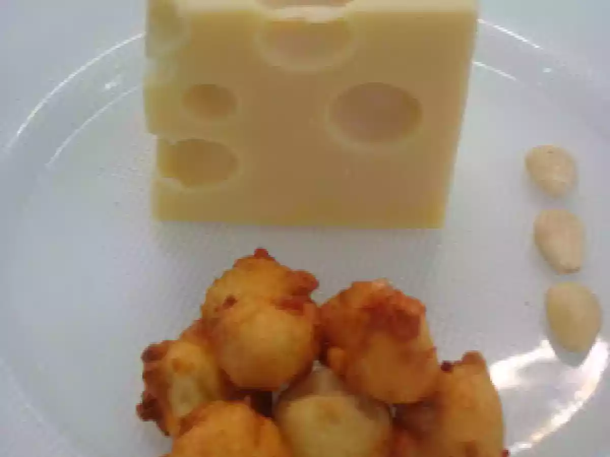 Dados de salmón con soja y buñuelos de almendra y queso Emmental