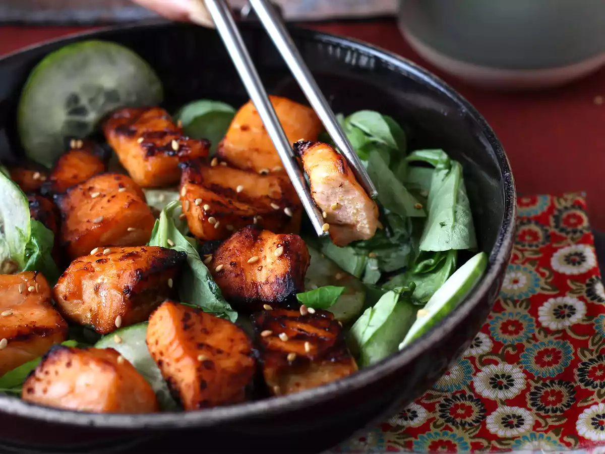 Dados de salmón crujientes con marinada asiática en freidora de aire - foto 2