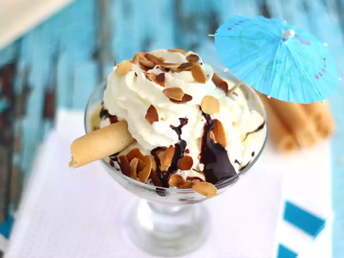 Dama blanca, helado de vainilla con chocolate y nata - foto 2