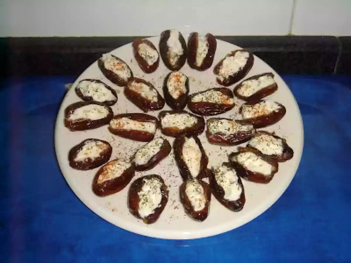 DÁTILES CON QUESO