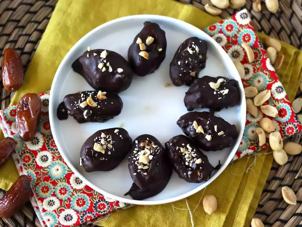 Dátiles rellenos cubiertos de chocolate. El snack saludable sin azúcares añadidos