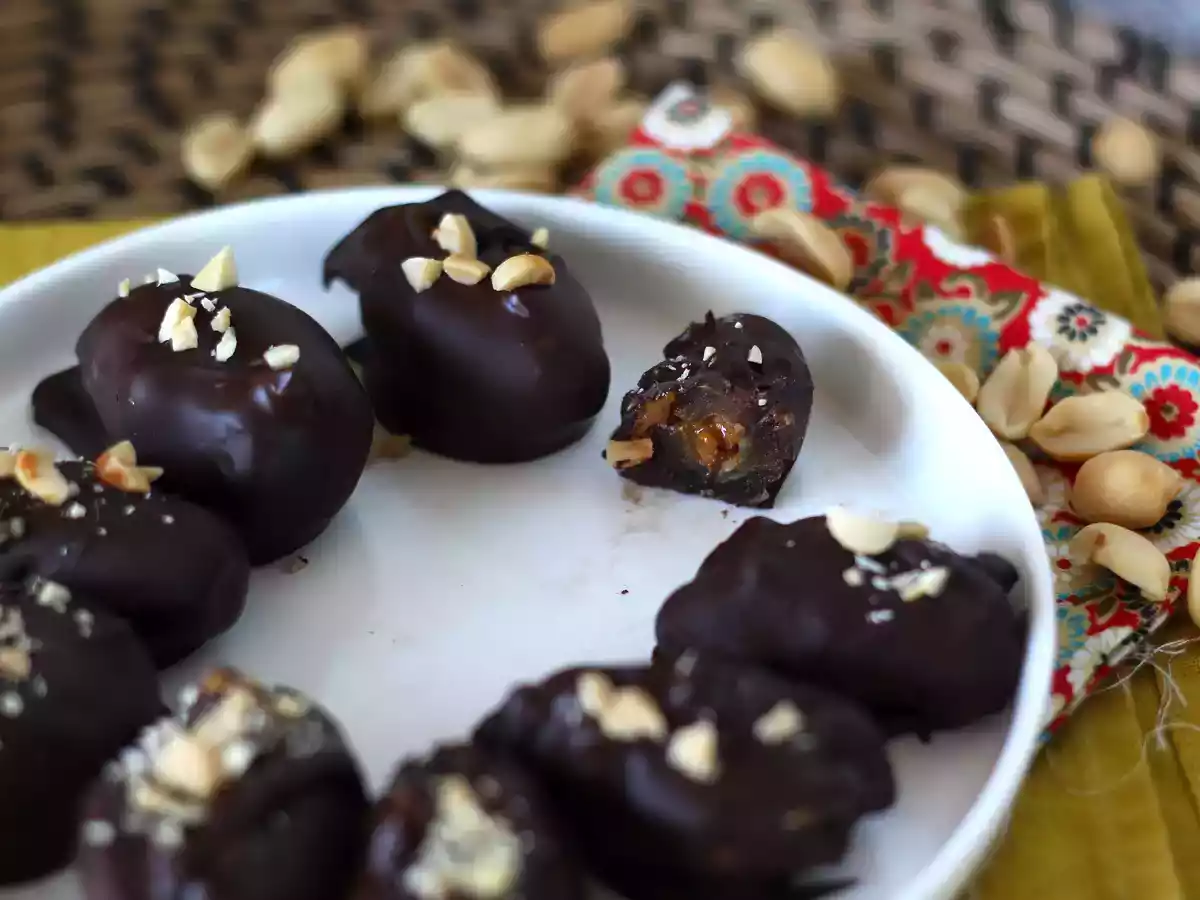 Dátiles rellenos cubiertos de chocolate. El snack saludable sin azúcares añadidos - foto 4