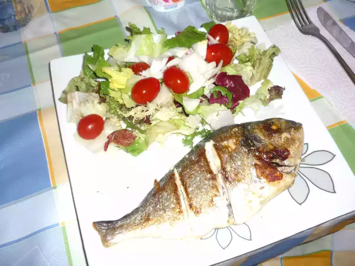 Dorada a la plancha con ensalada