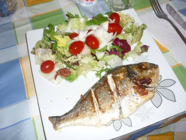 Dorada a la plancha con ensalada