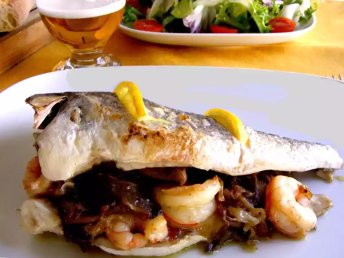 Dorada al horno rellena de sitake y gambas