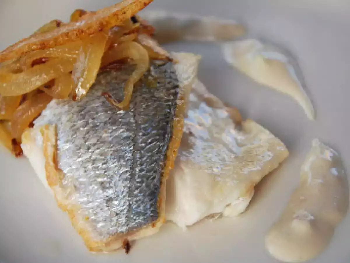 Dorada con cebolla al curry