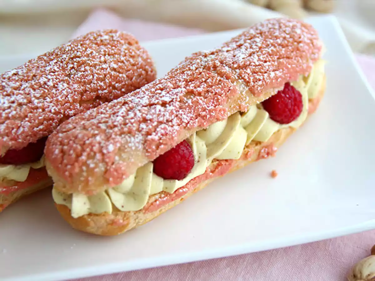 Eclairs de pistacho y frambuesas