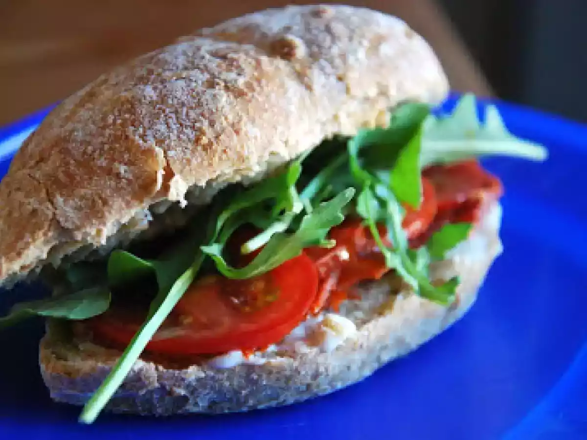 El inventor59: montadito de queso crema, chorizo, tomate y rúcula