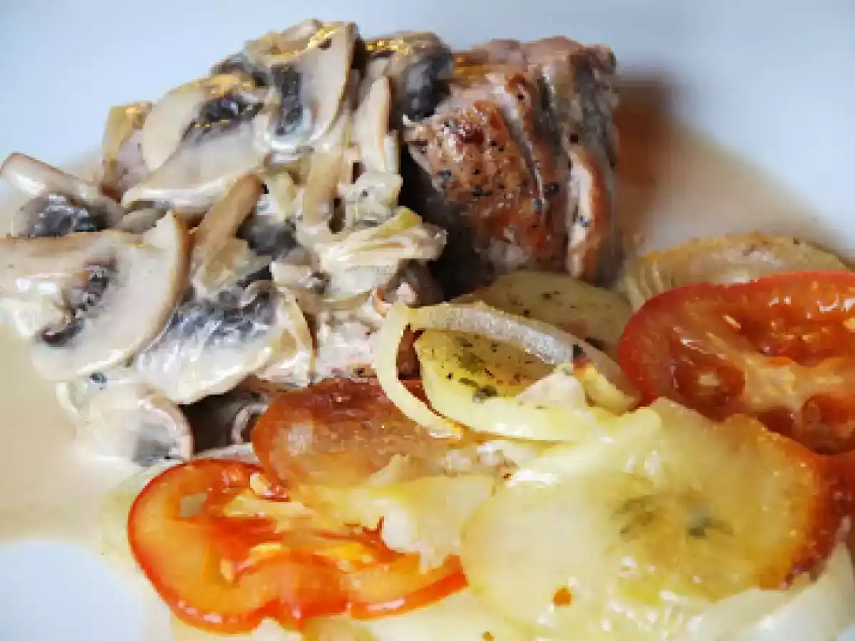 El inventor64: lomo de cerdo al horno con patatas, tomate y salsa de champiñón