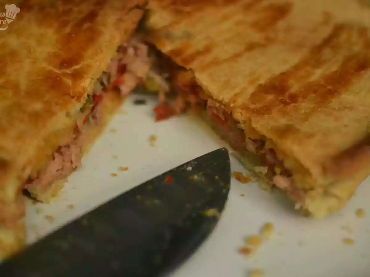 Empanada casera de atún fresco