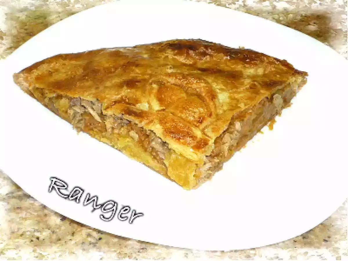 Empanada de atún con masa de hojaldre