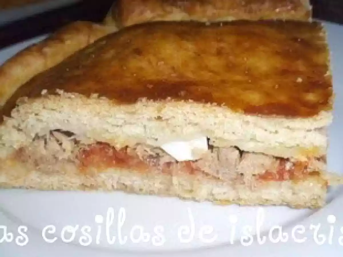 Empanada de atún en escabeche y pimientos del piquillo