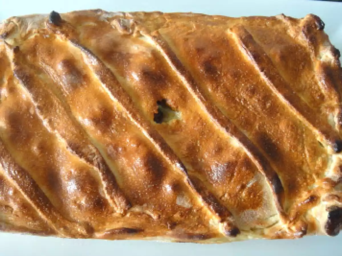 Empanada de bacalao con espinacas y ciruelas (con masa casera)