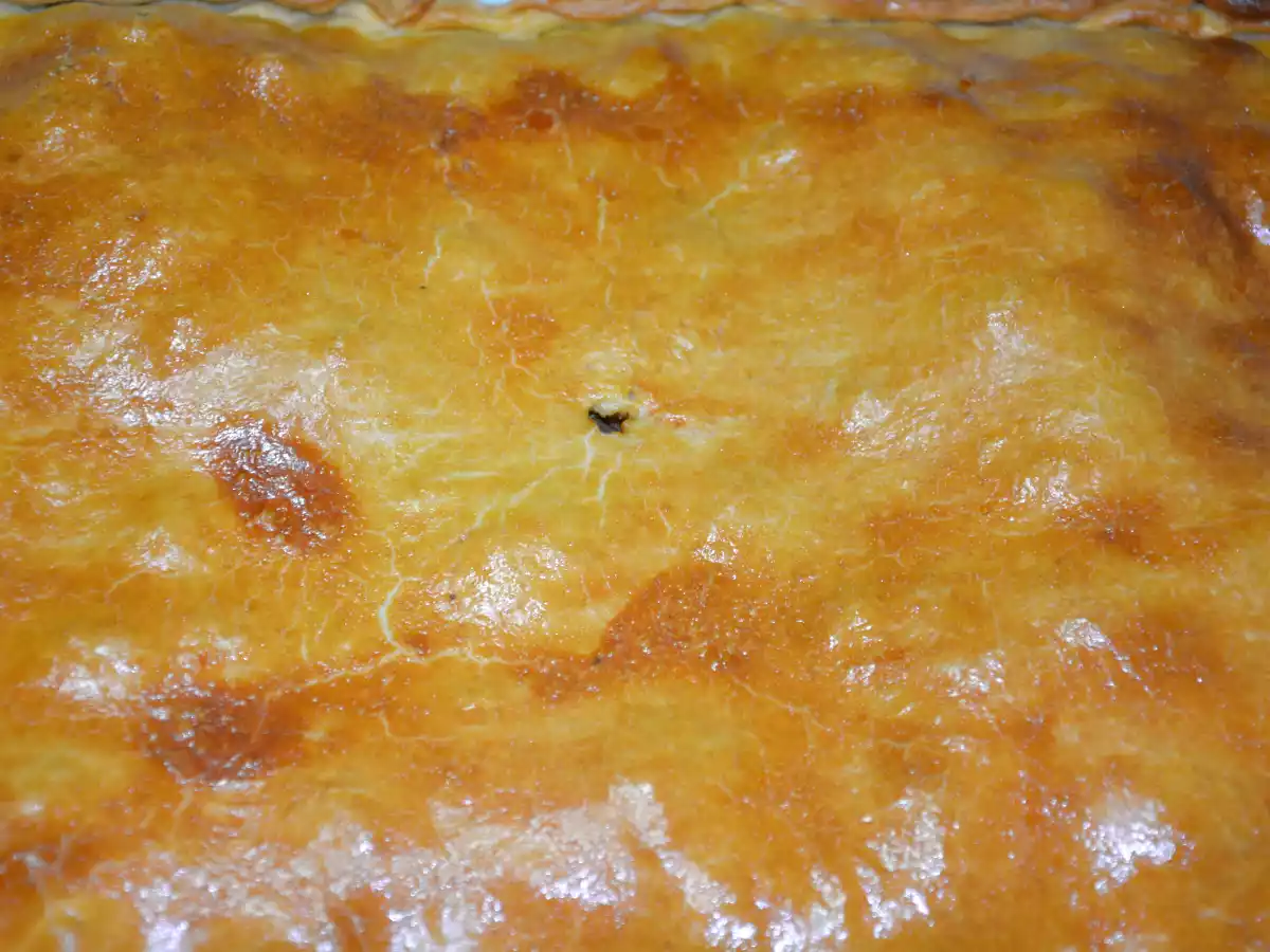 Empanada de bacalao con pasas