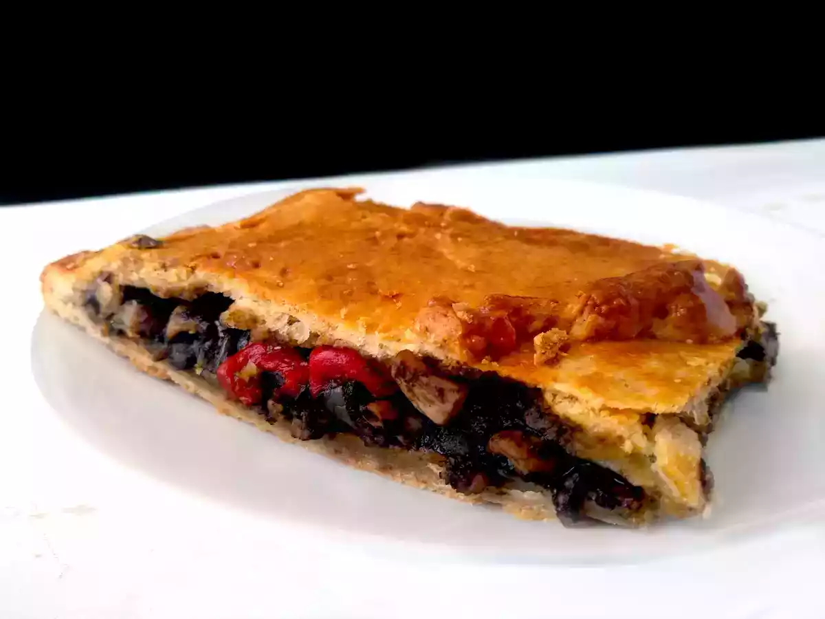 Empanada de chipirones en su tinta - foto 2