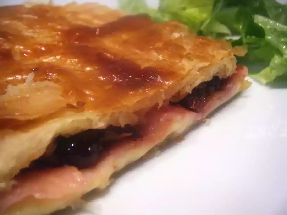 Empanada de jamón, queso y dátiles