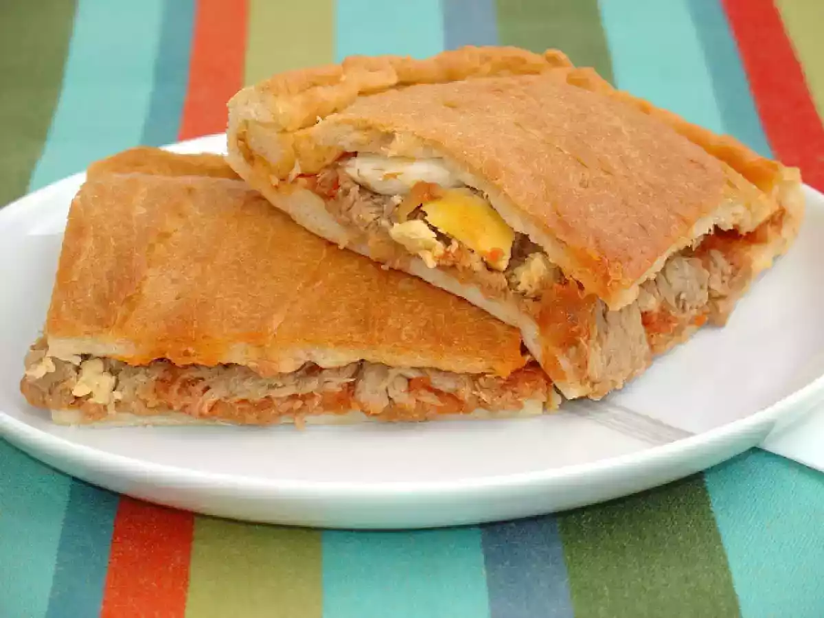 Empanada de pisto y bonito