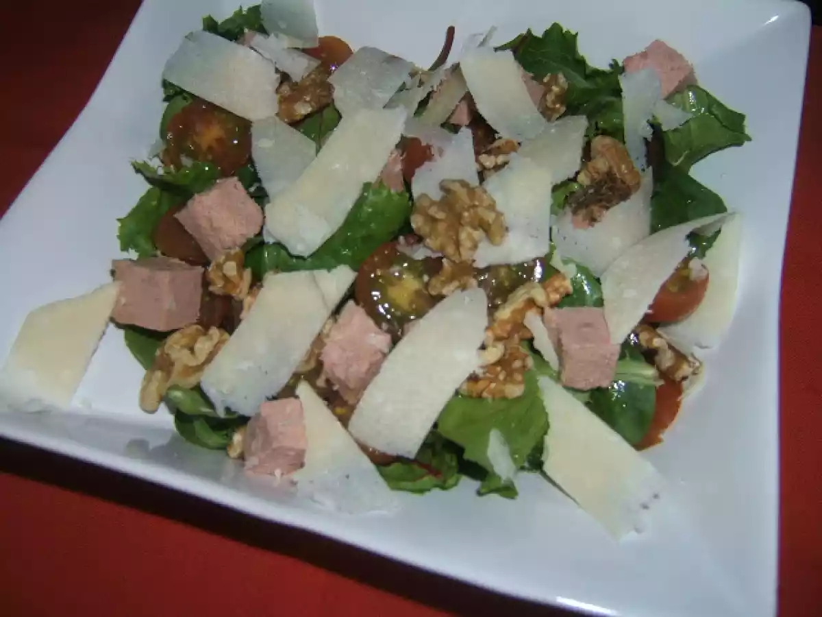 Empanada de pulpo en hojaldre y ensalada de paté. - foto 3