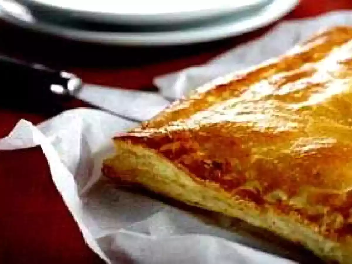 Empanada de tomate, jamón y mozzarella