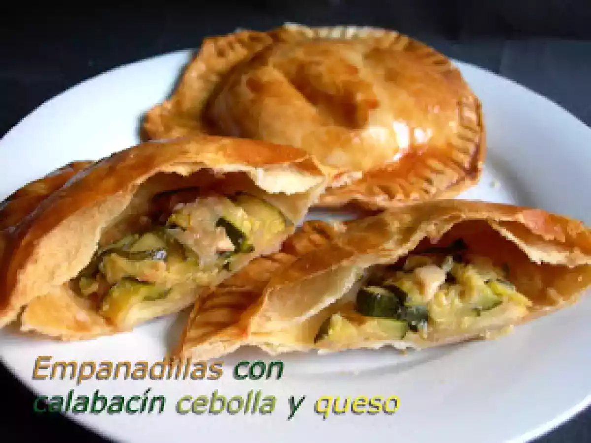 Empanadillas con calabacín, cebolla y queso