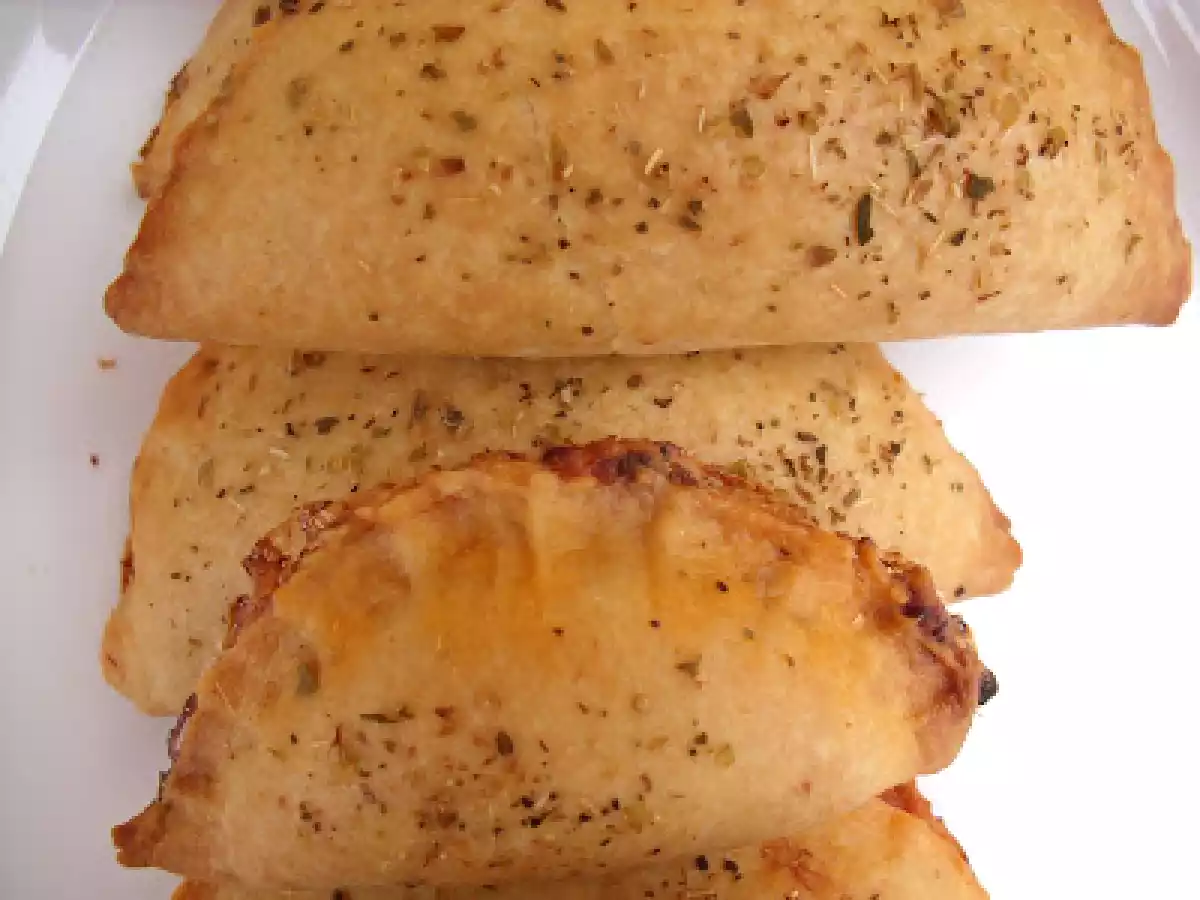 EMPANADILLAS DE ATUN HUEVO Y PIMIENTOS