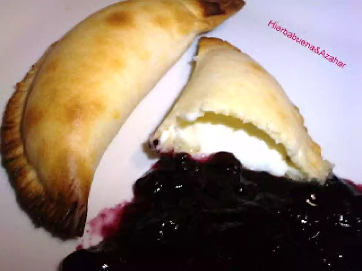 EMPANADILLAS DE CAMEMBERT CON MERMELADA DE ARANDANOS