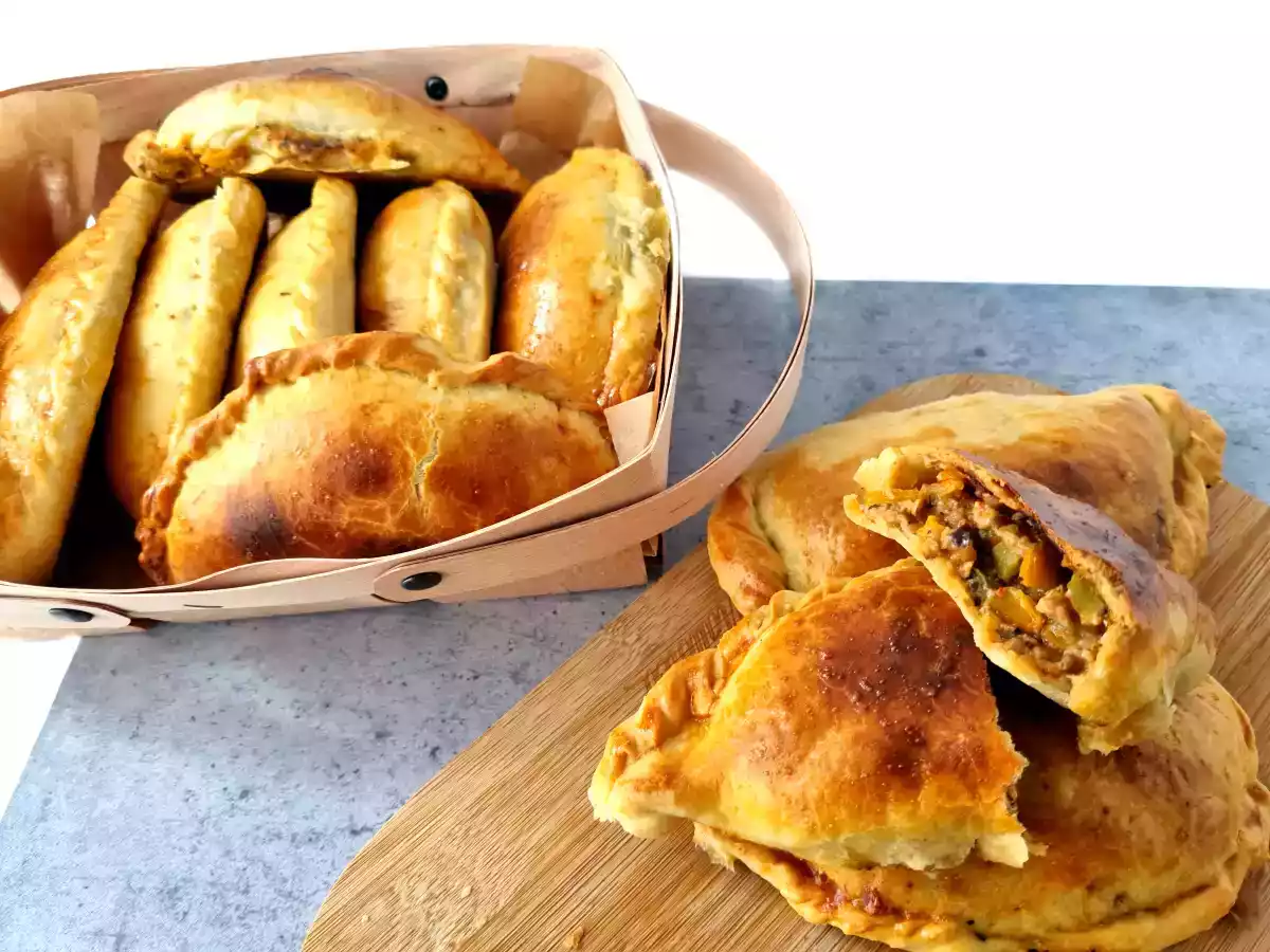 Empanadillas de carne, setas y queso con pasta de trufa