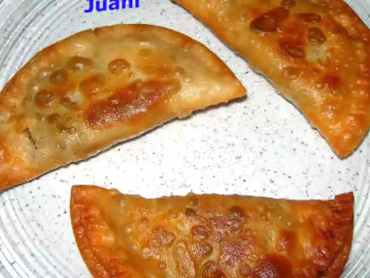 Empanadillas de cebolla caramelizada y queso azul