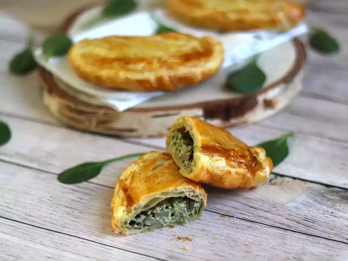 Empanadillas de hojaldre rellenas de champiñones y espinacas