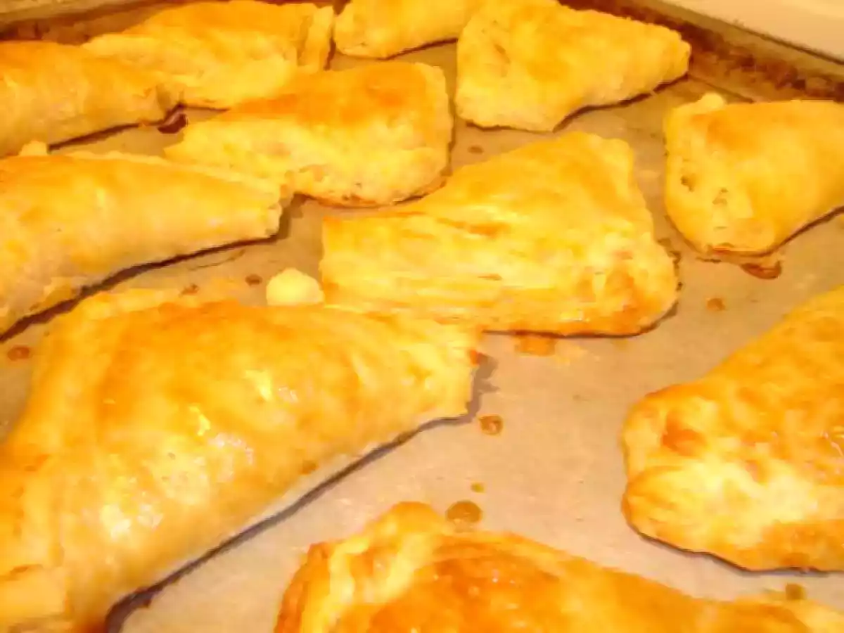 Empanadillas de hojaldre rellenas de pate de berenjenas, pimientos asados y mozzarella