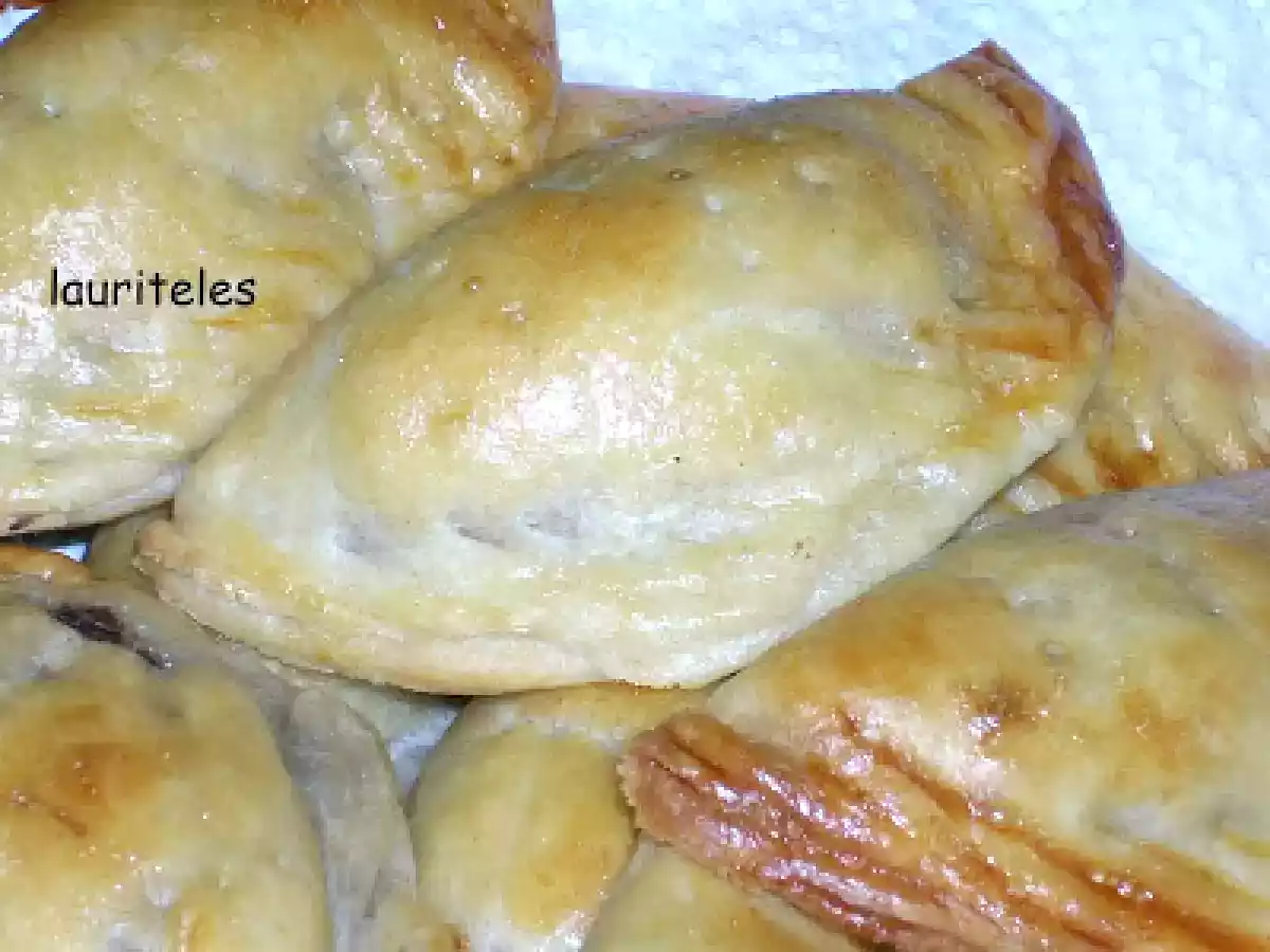 Empanadillas de morcilla de cebolla y espinacas