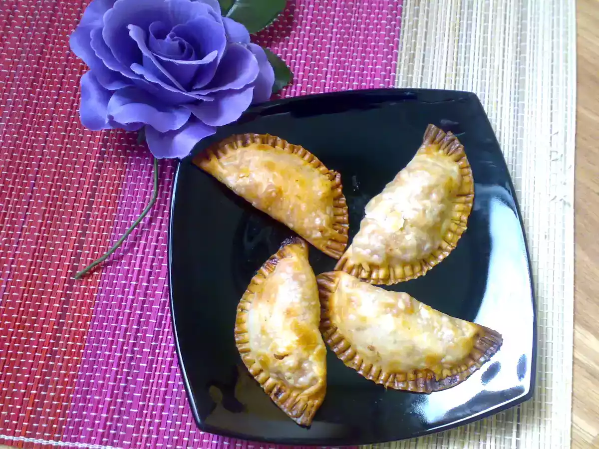 Empanadillas de salchicha y queso de cabra