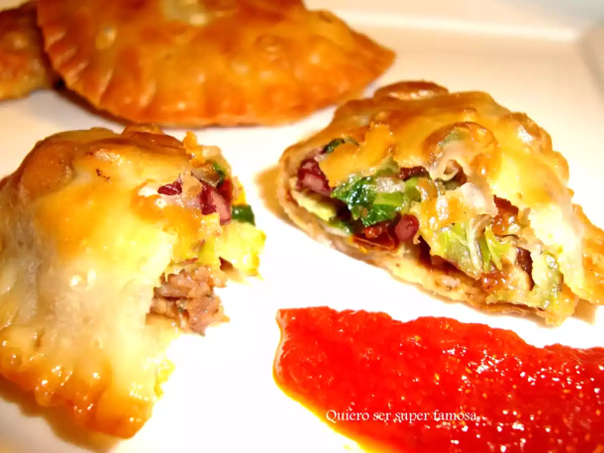 Empanadillas picantes con chorizo criollo, col, y judías rojas