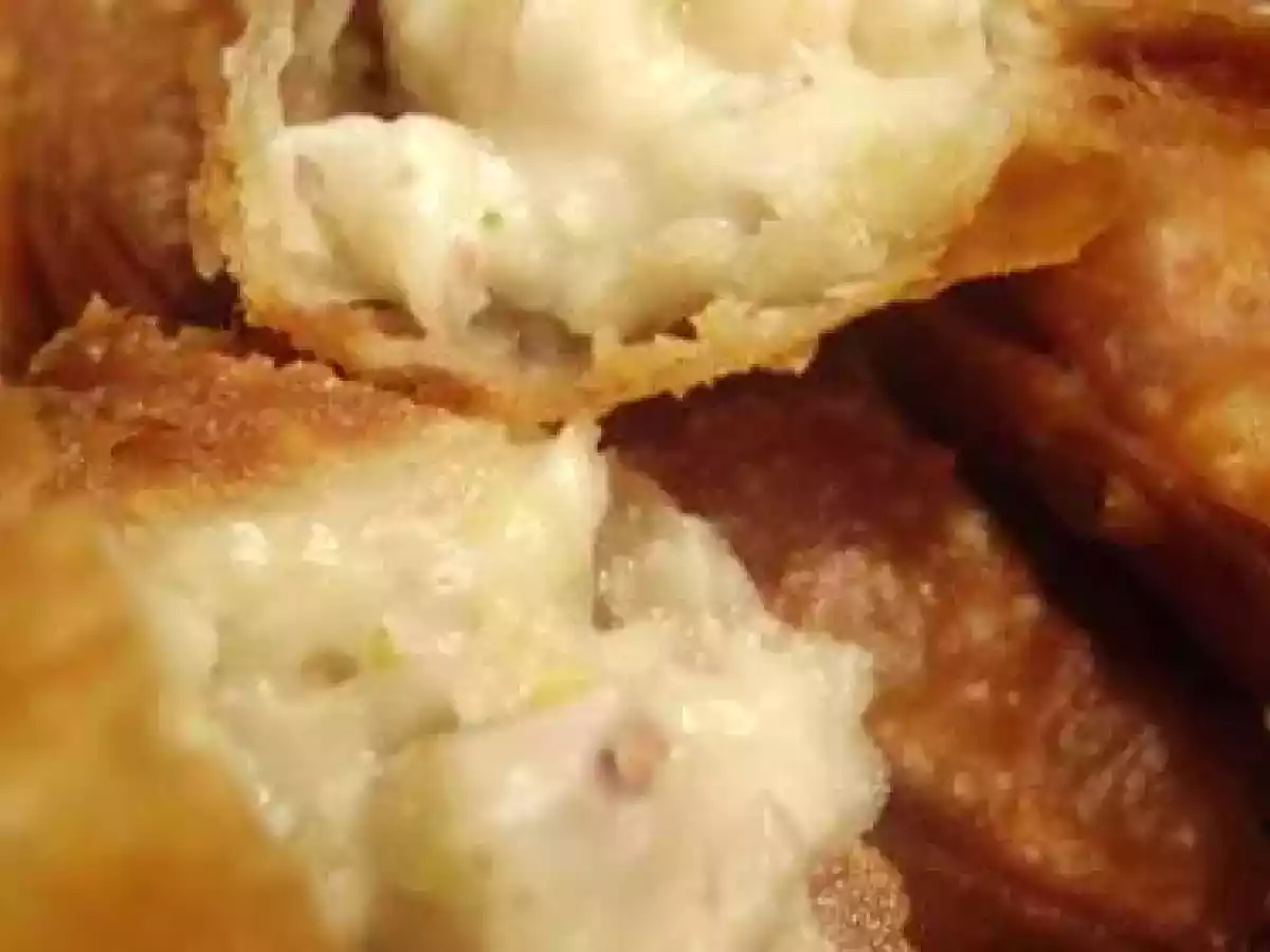 Empanadillas rellenas de croquetas de pollo