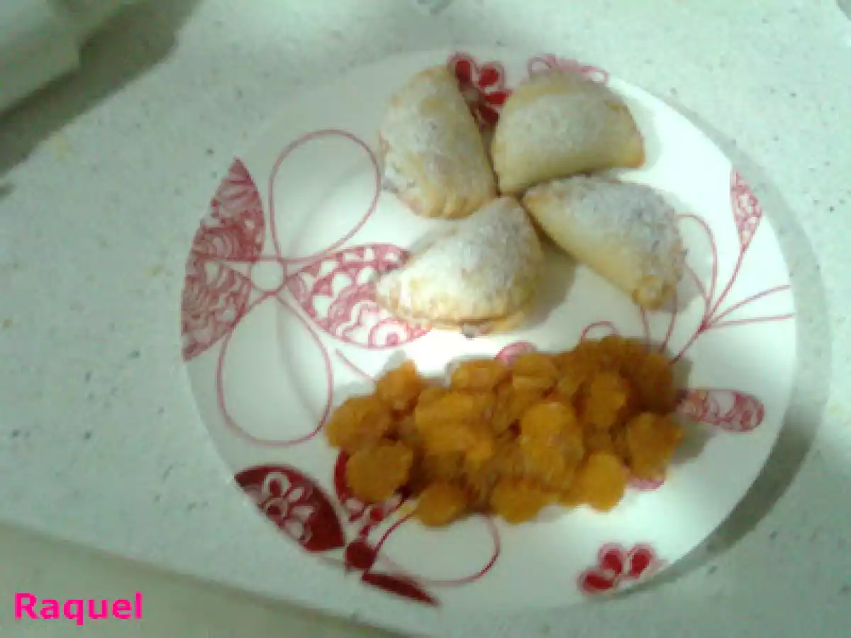 Empanadillas y canoli rellenos de crema de batata con naranja