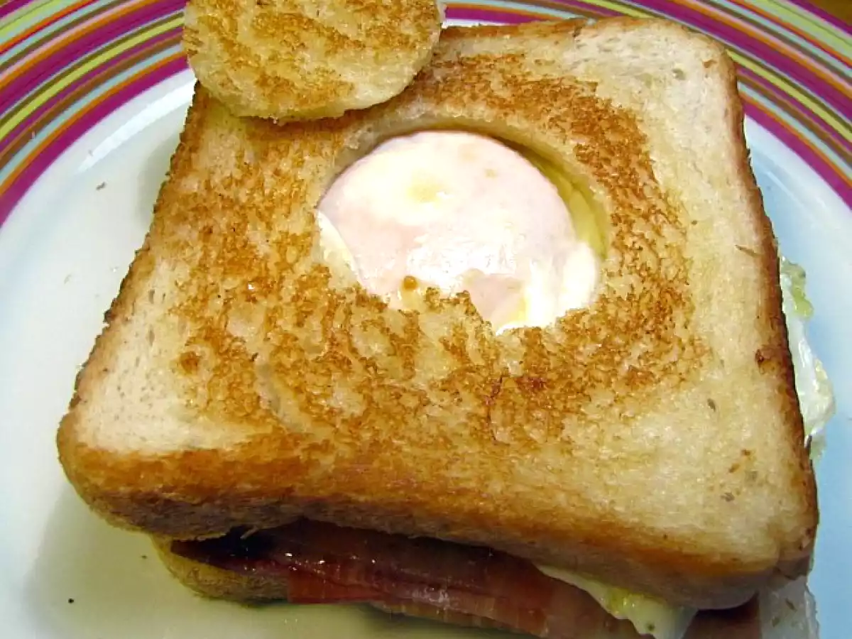 Emparedado de huevo frito y jamón