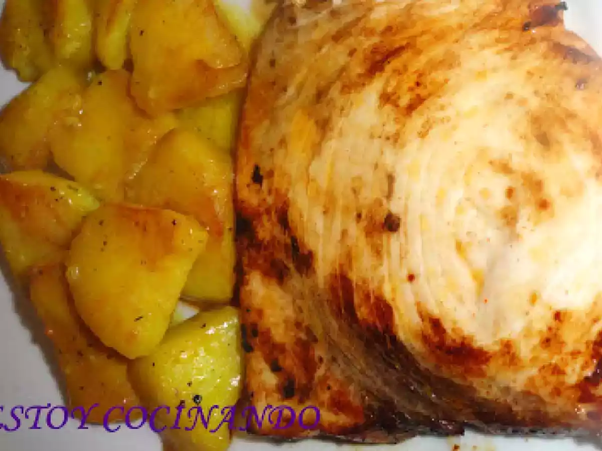 Emperador al pimentón con limón y patatas al azafrán