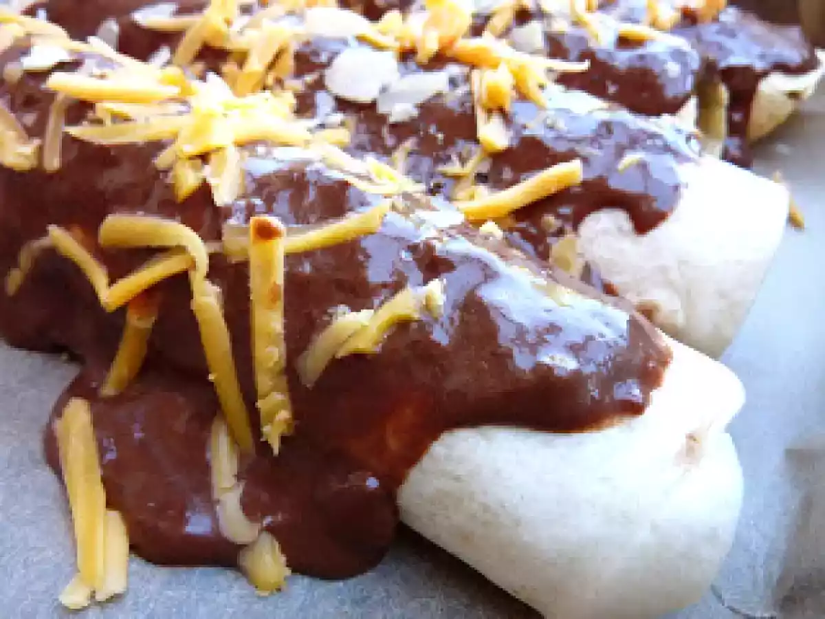 Enchiladas de pollo con salsa de cacao y chile.